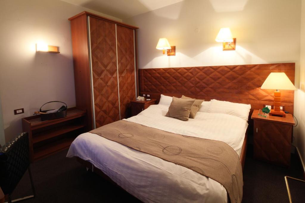 Plasma Hotel Tripoli Rum bild