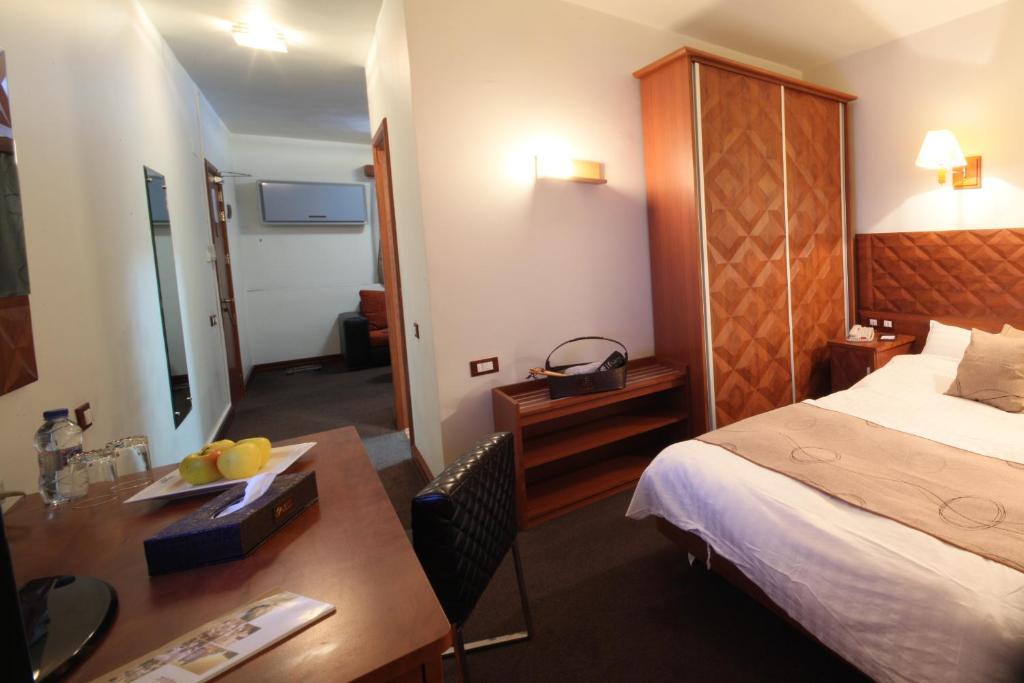 Plasma Hotel Tripoli Rum bild